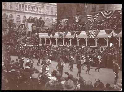 Uitzicht op de menigte en een marcherende militaire groep in de Dewey Parade op Fifth Avenue, New York, 1899 door Byron Company